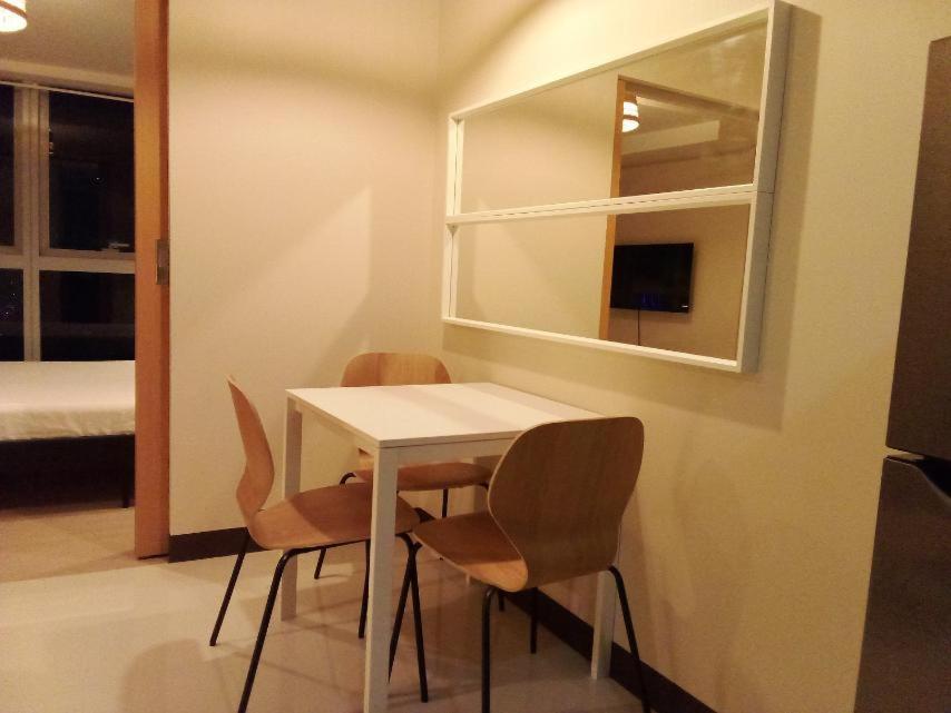 Uptown Parksuites Tower 1 Bgc By Ph Staycation Apartment